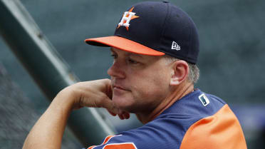 Astros extend manager A.J. Hinch's contract through 2022