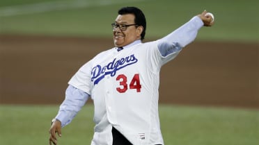 El mexicano Julio Urías sigue el camino que hace 40 años le indicó Fernando  Valenzuela - El Emergente