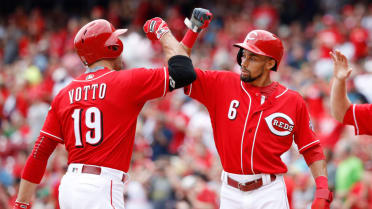 Watch: Reds star Joey Votto trades jersey for fan's shirt 