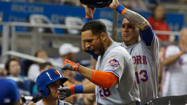 Why is the Giants' clubhouse full of Wilmer Flores fans? 'Flo is cool