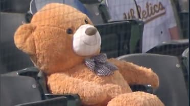 Marte's foul ball hits teddy bear, 08/20/2020