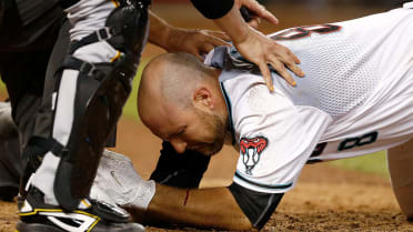 D-Backs' Chris Iannetta hit in face by pitch