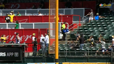 A Mets stadium vendor used his beer tray to try and catch a foul ball, and  it almost worked