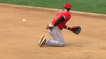 Brandon Phillips tags out the base runner between his legs!#fyp #baseb