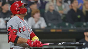 Joey Votto can't be stopped, punctuates his second homer of the day with  big bat flip
