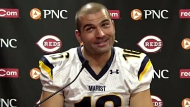 Joey Votto wears Kyle Farmer high school football jersey to interview