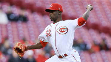 Reds bullpen battered late in 15-7 loss to Cubs
