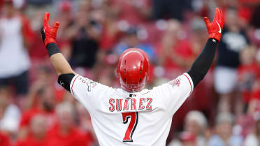 Eugenio Suárez hits 2 homers in Cincinnati Reds win, tied for MLB lead