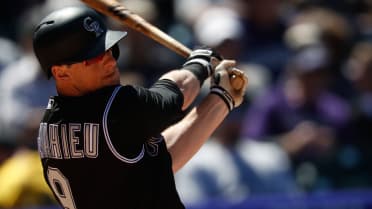 DJ LeMahieu, Rockies second baseman, has small broken bone in thumb