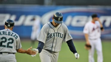 Felix Hernandez's son threw a Father's Day first pitch in a full Mariners  uniform