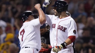 Red Sox score 9 straight, rally past Yanks for series split