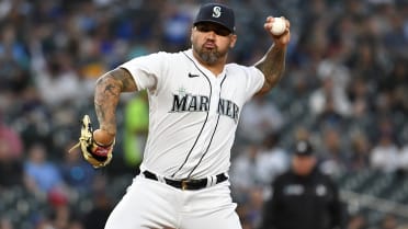 Mariners' reliever ejected after glove inspection