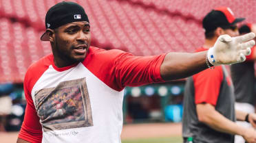 Yasiel Puig And Joey Votto Went Without Sleeves For Their Game Against The  Indians [PHOTOS]