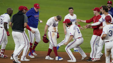 Holt walk-off hit for Rangers in 4-3 win over Giants in 11