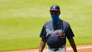 He's the GOAT': Braves coach Ron Washington uses fungo bat to teach  defense, life