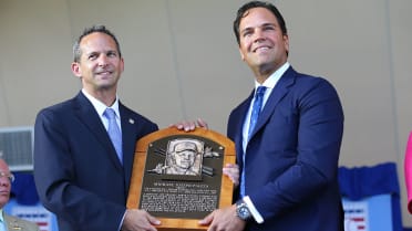 Mike Piazza lauds family, fans at Hall of Fame