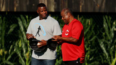 Field of Dreams Game: Ken Griffey Jr. and dad play catch, fans love it