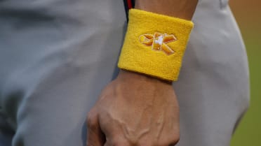 yellow ribbon on phillies uniform