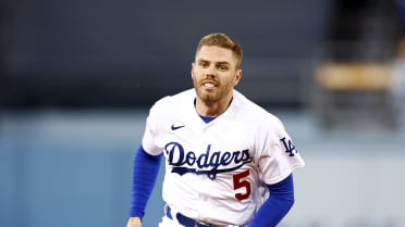 Watch Freddie Freeman get a rousing standing ovation from Braves fans