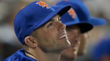 Dustin Pedroia gives David Wright a special gift from Green