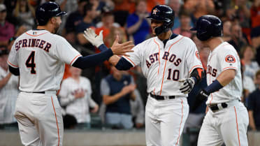 Evan Gattis helps Astros notch extra-innings win over White Sox