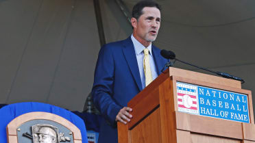 Mussina thanks friends, family and teammates in Hall of Fame speech