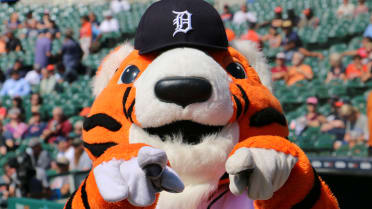 MLB DETROIT TIGERS - Paws The Tiger Mascot Toy for PETS. Plush Dog Toy with  4 inner SQUEAKERS. 17 LONG DOG TOY