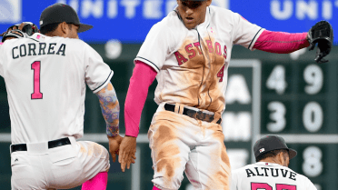 Astros use pink gear for Mother's Day