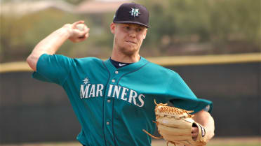 Drafted by Seattle, Burnsville's Sam Carlson hangs out with Mariners before  Twins game