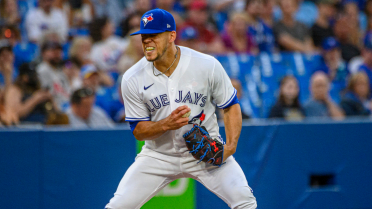 Jose Berrios helps Blue Jays cruise to blowout win over Pirates