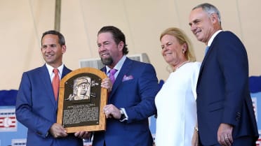 Jeff Bagwell thanks shapers of career in Hall induction speech