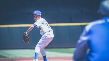 Mariners pitcher Felix Hernandez's son picks up a reporter's voice recorder  and interviews dad