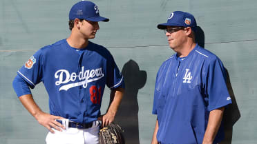 Greg Maddux arrives at Dodgers camp, 'just trying to give back