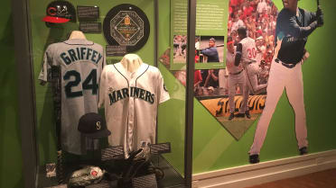 Cincinnati Reds - Ken Griffey Jr. 400th home run helmet (2000