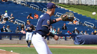 With Brewers' outfield logjam, Ryan Braun offers to play first or second  base