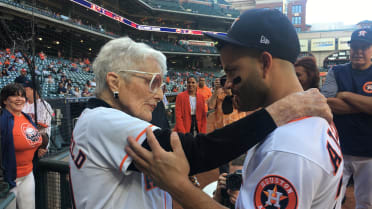 Astros catch first pitch from moms on Mothers Day