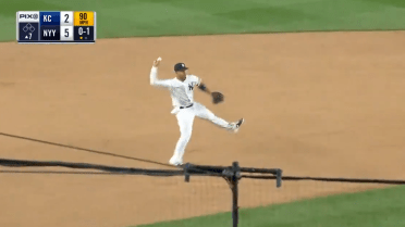 Gleyber Torres barehands grounder in the rain