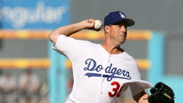 Greg Maddux arrives at Dodgers camp, 'just trying to give back