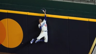 Former Boston Red Sox star Mookie Betts makes leaping catch, shows emotion  during NLCS Game 6 (video) 