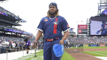 Vlad Jr. dons Sr.'s Expos jersey before MLB debut