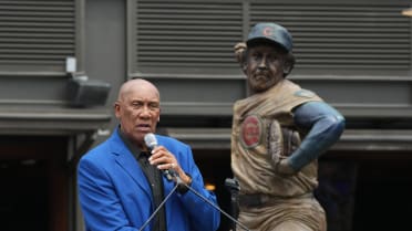 Fergie Jenkins visits Chatham for statue unveiling