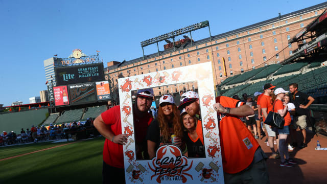 Brooks and Eddie eating crabs…. - Bmore Orioles Fans