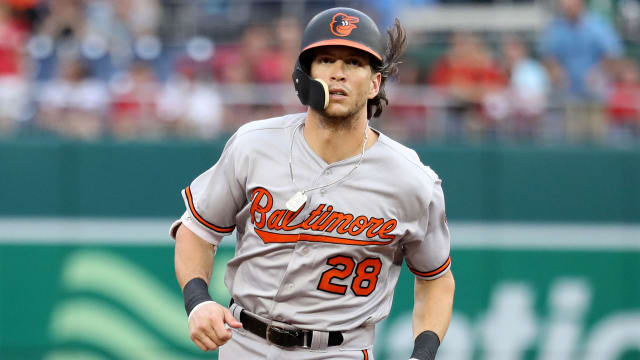 Tigers' Ian Kinsler takes ground ball off finger, rubs some dirt on it