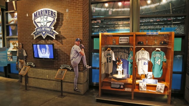 Upcoming Holiday Events at Mariners Team Stores