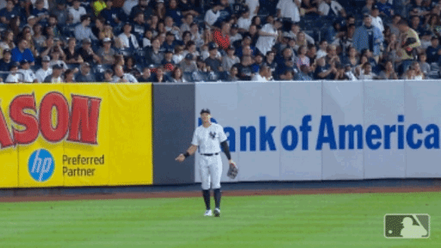Judge waves to fans