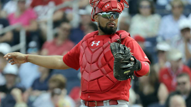 Cards' Molina catches his first bullpen session in camp