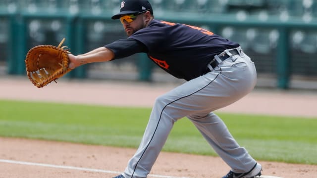 Jordy Mercer singles on a ground ball to right fielder Yasiel Puig