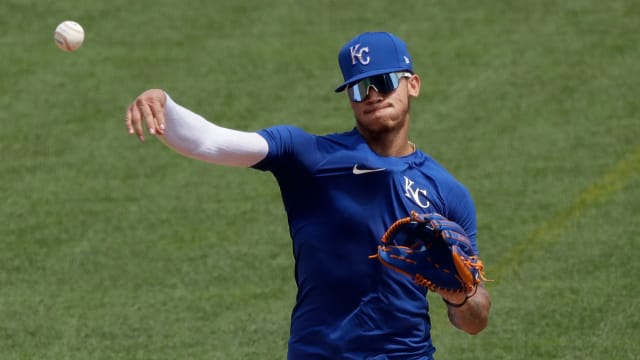 Royals call up infield prospect Guzman