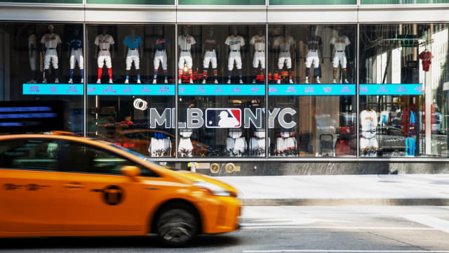 🟠⚾️⚫️ MLB NYC… #flagshipstore #mlbnyc #retailtherapy #yankeedoodle  #newyorkcity #explore #SFGiANTS #MLB #KiNGSTKiNG #CAMPAiGN4CHAMPAGNE…