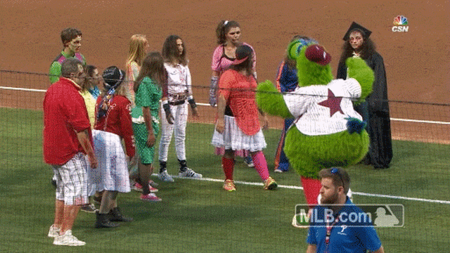 Phanatic dances the Thriller